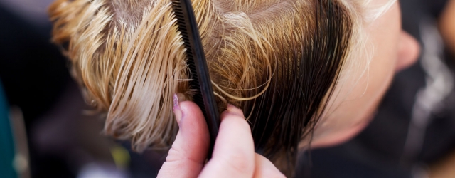 Damit eine Hochsteckfrisur gelingt, müssen die Haare gesund und gepflegt sein.