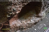 Unter dem Gitterrost fließt der Bach durch die Felsen. (Bild: Natalia Siedler)